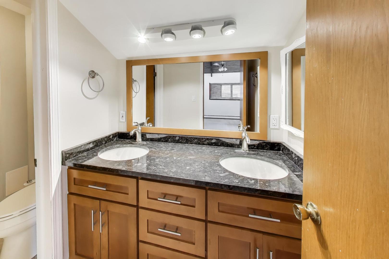 60 Sheffield Lane, Oak Brook, IL 60523