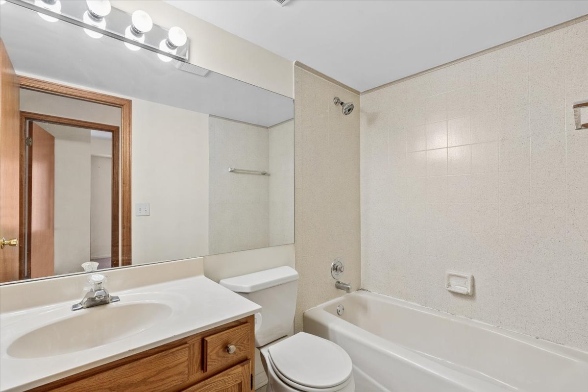 6850 N Northwest Highway #2B, Chicago, IL 60631