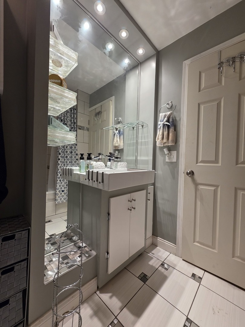 1222 E 170th Street, South Holland, IL 60473