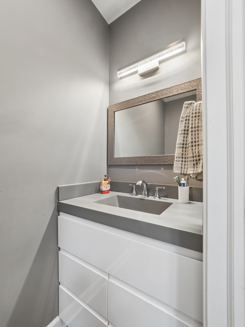 622 Oxford Court, Lindenhurst, IL 60046