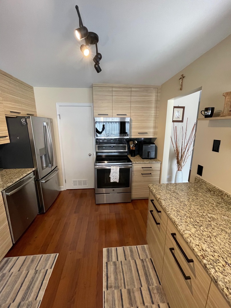 1327 Williamsburg Drive #B2, Schaumburg, IL 60193