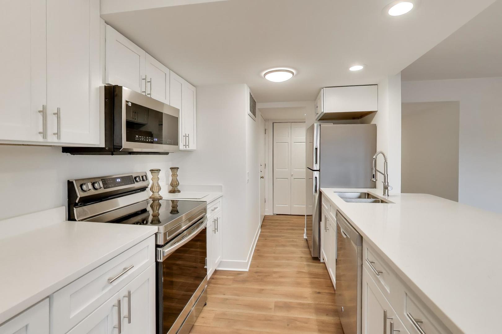 1615 Maple Terrace #115-1L, Lisle, IL 60532