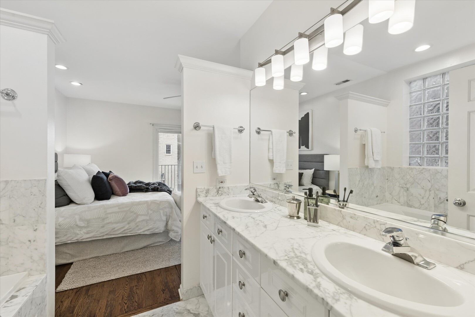 1520 N Hudson Avenue #3, Chicago, IL 60610