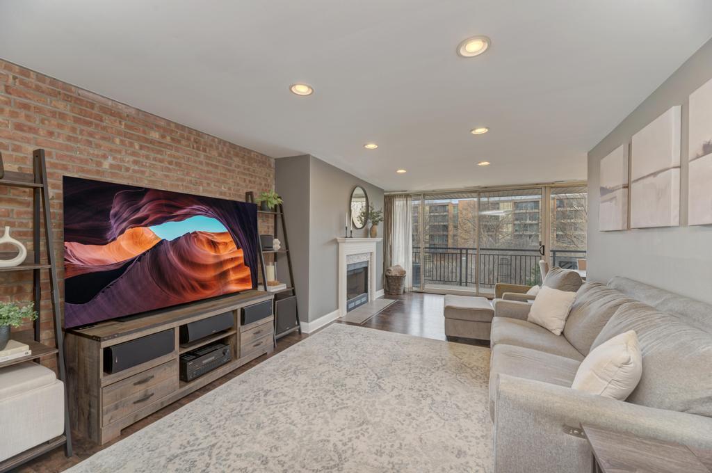 6010 Oakwood Drive #3B, Lisle, IL 60532