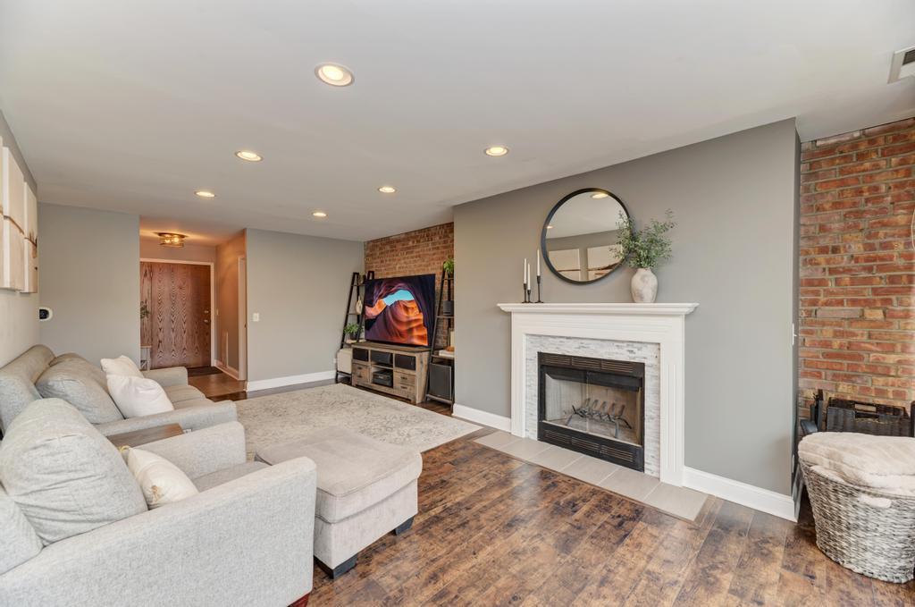 6010 Oakwood Drive #3B, Lisle, IL 60532