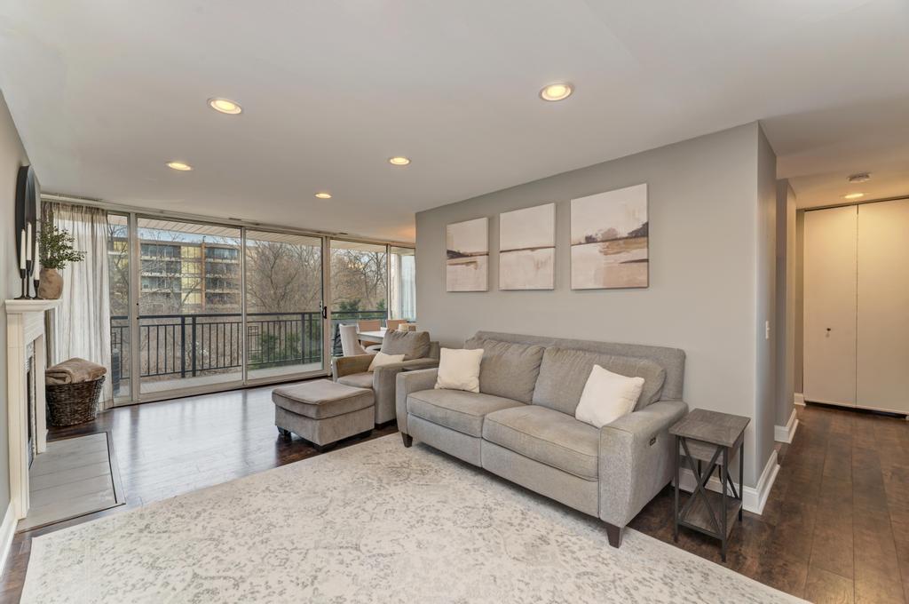 6010 Oakwood Drive #3B, Lisle, IL 60532