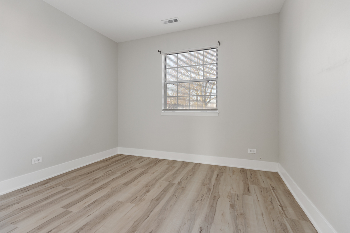 3 N Victoria Lane #B, Streamwood, IL 60107