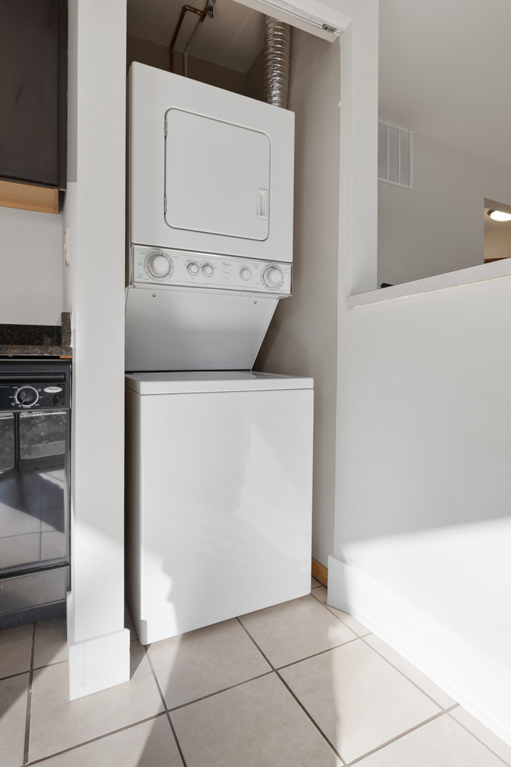 3 N Victoria Lane #B, Streamwood, IL 60107