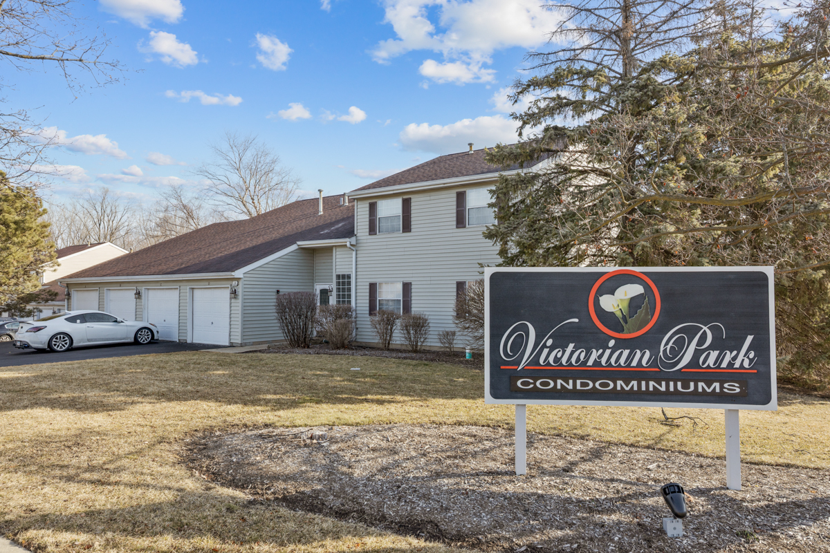 3 N Victoria Lane #B, Streamwood, IL 60107