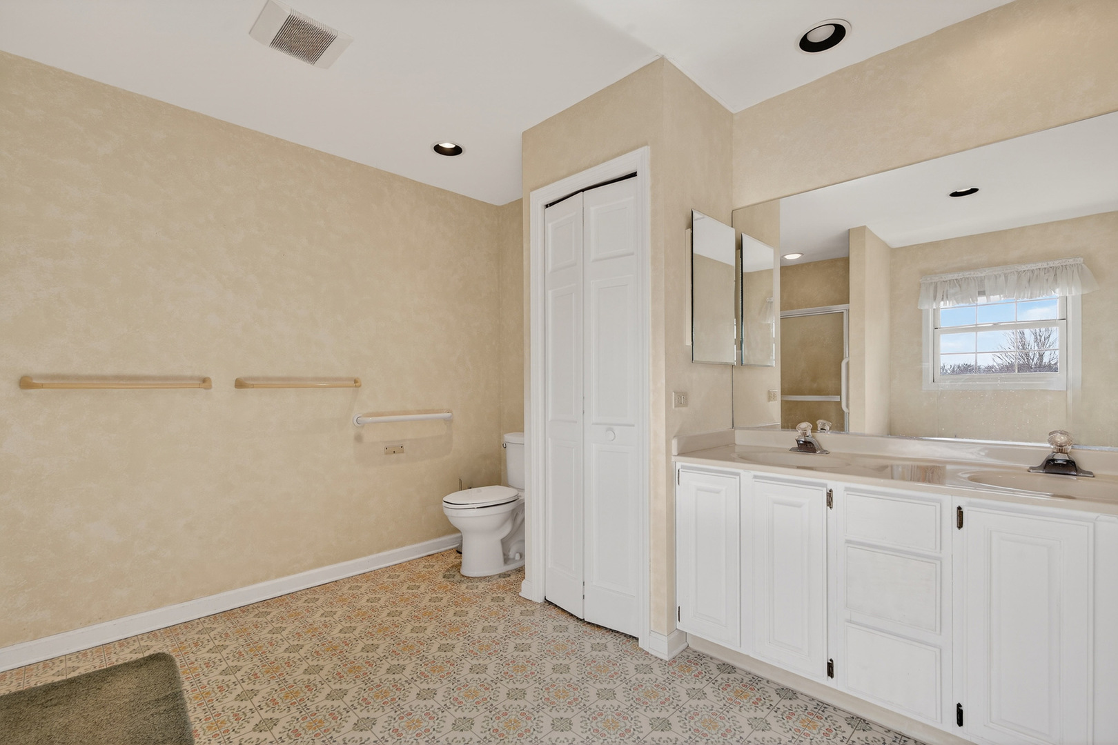 25651 W Illinois Route 60 Highway, Grayslake, IL 60030