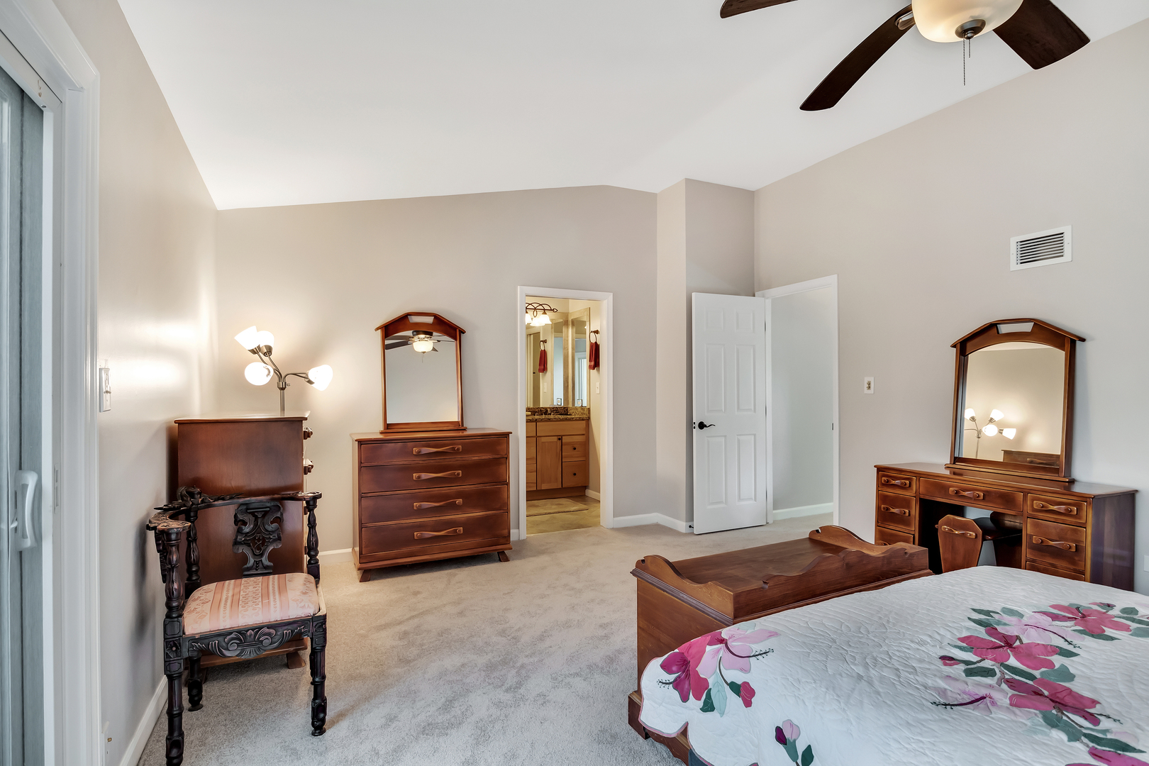 66 Hunt Trail, Lake Barrington, IL 60010