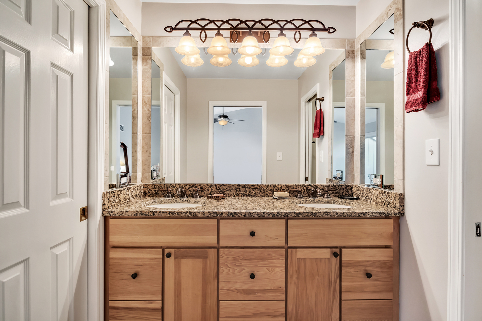 66 Hunt Trail, Lake Barrington, IL 60010