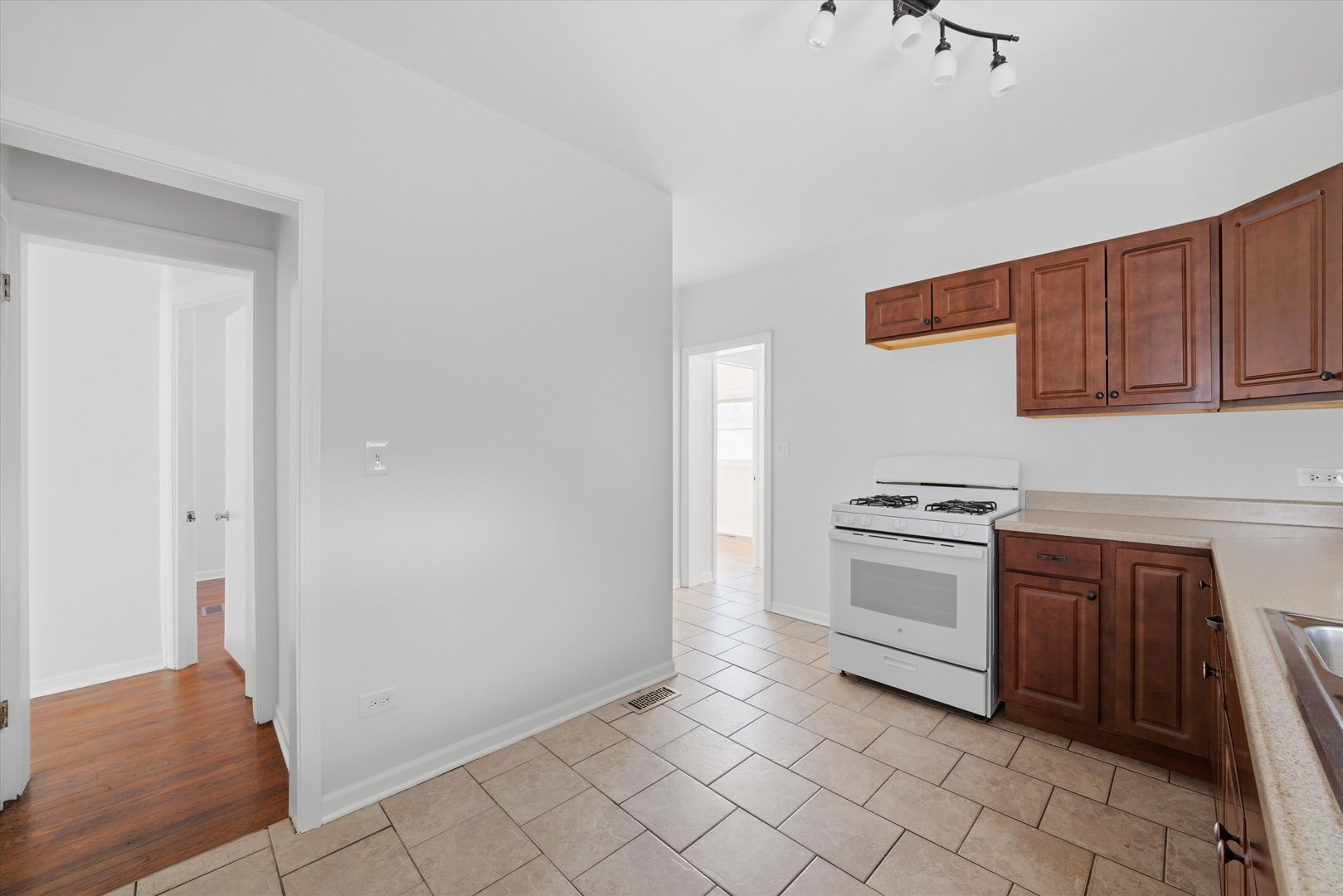 8233 S Harper Avenue, Chicago, IL 60619