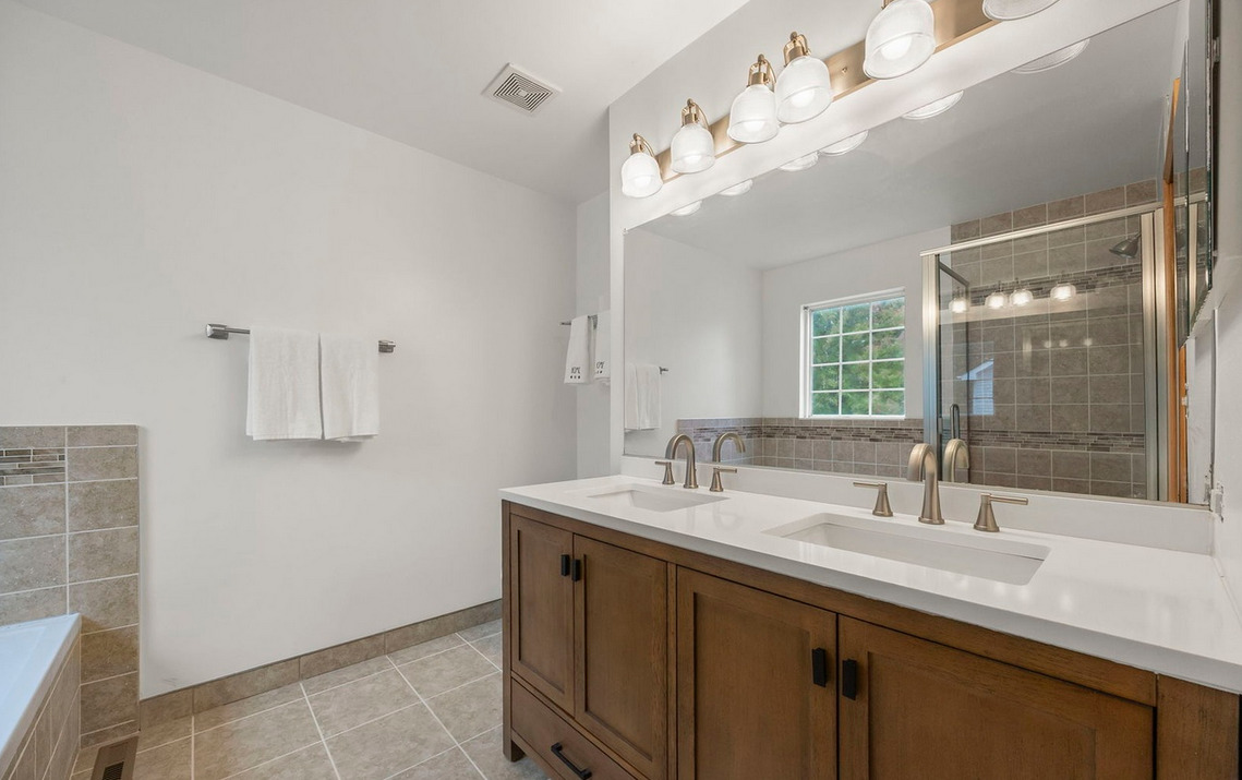 2235 Cheshire Drive, Aurora, IL 60502