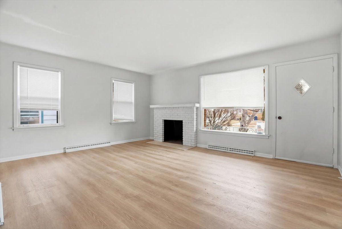 956 Westmoreland Avenue, Waukegan, IL 60085