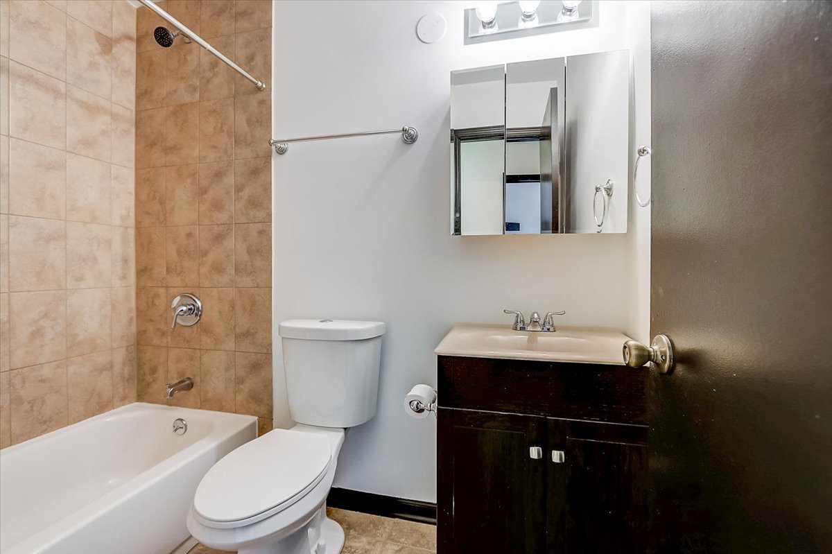 231 Dakota Court #B, Bolingbrook, IL 60440