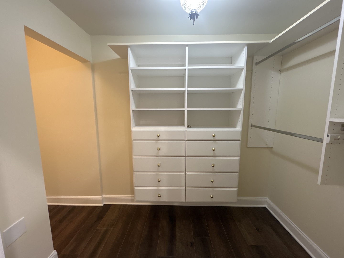 1 Oak Brook Club Drive #A105, Oak Brook, IL 60523