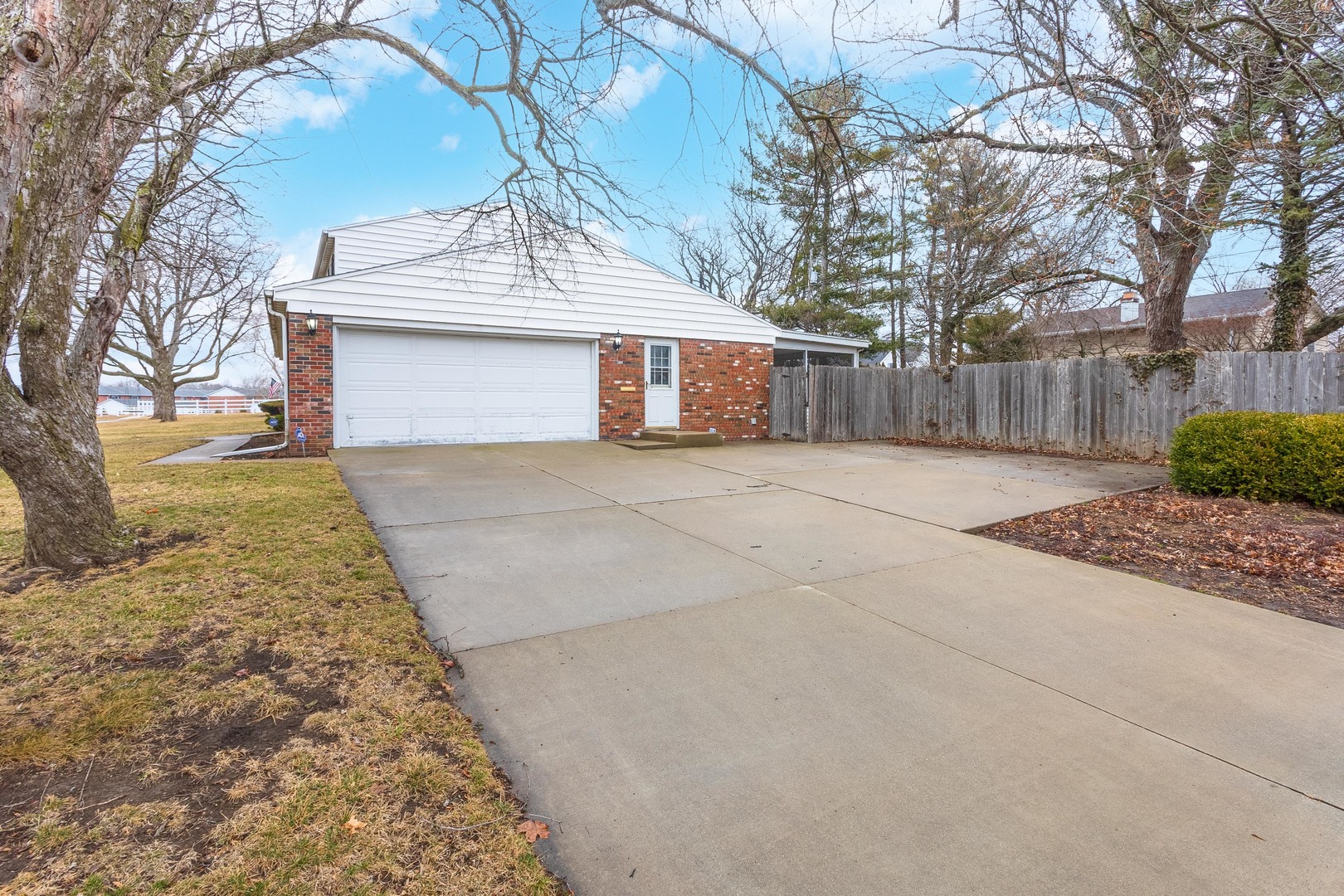 101 N Bellemont Road, Bloomington, IL 61701