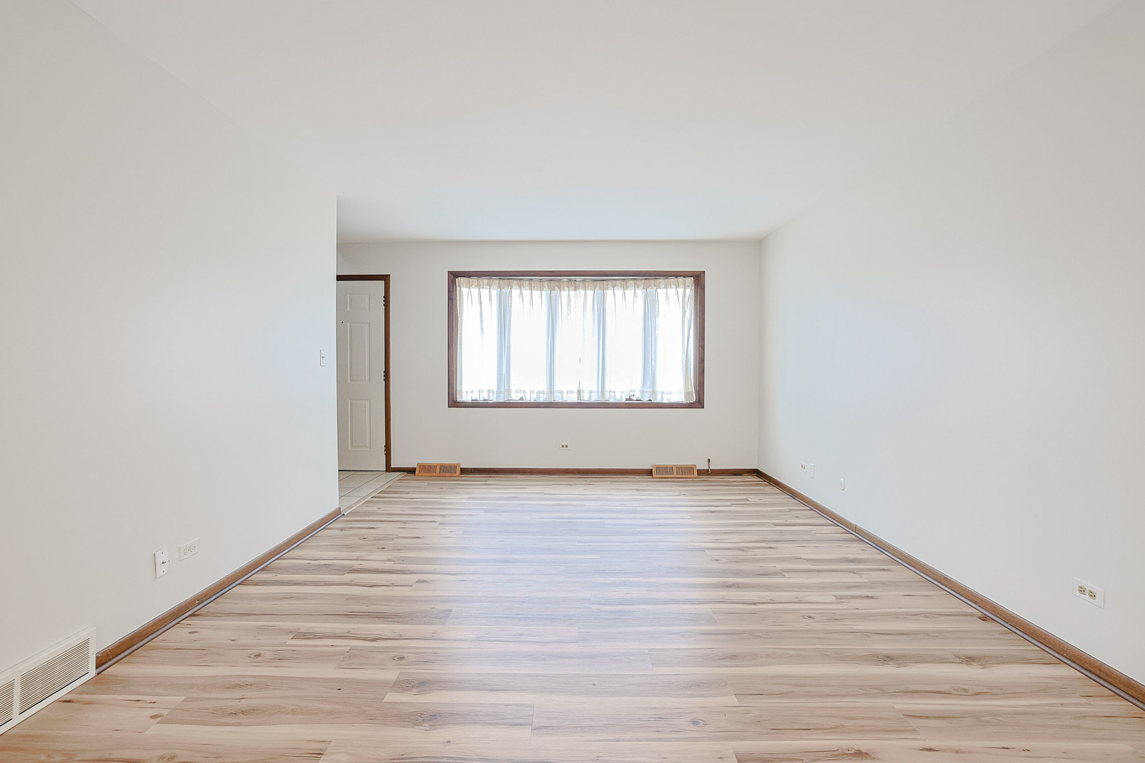 961 Dearborn Circle, Carol Stream, IL 60188