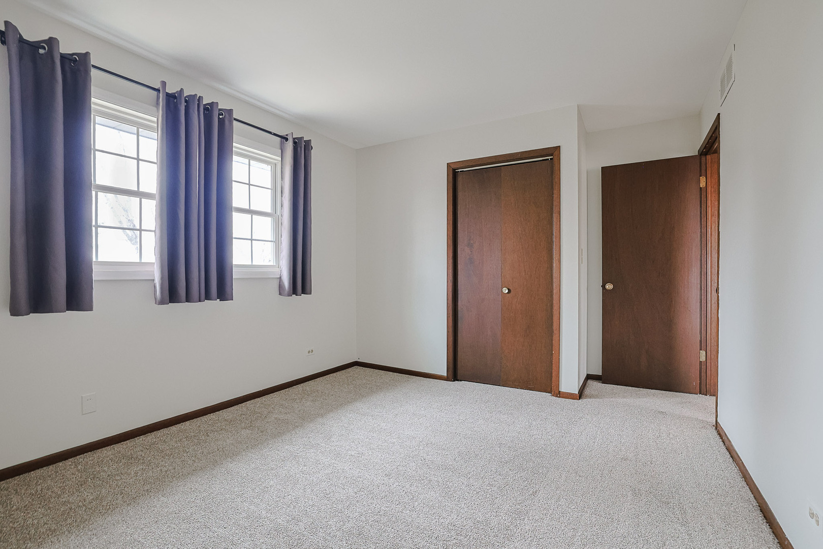 961 Dearborn Circle, Carol Stream, IL 60188