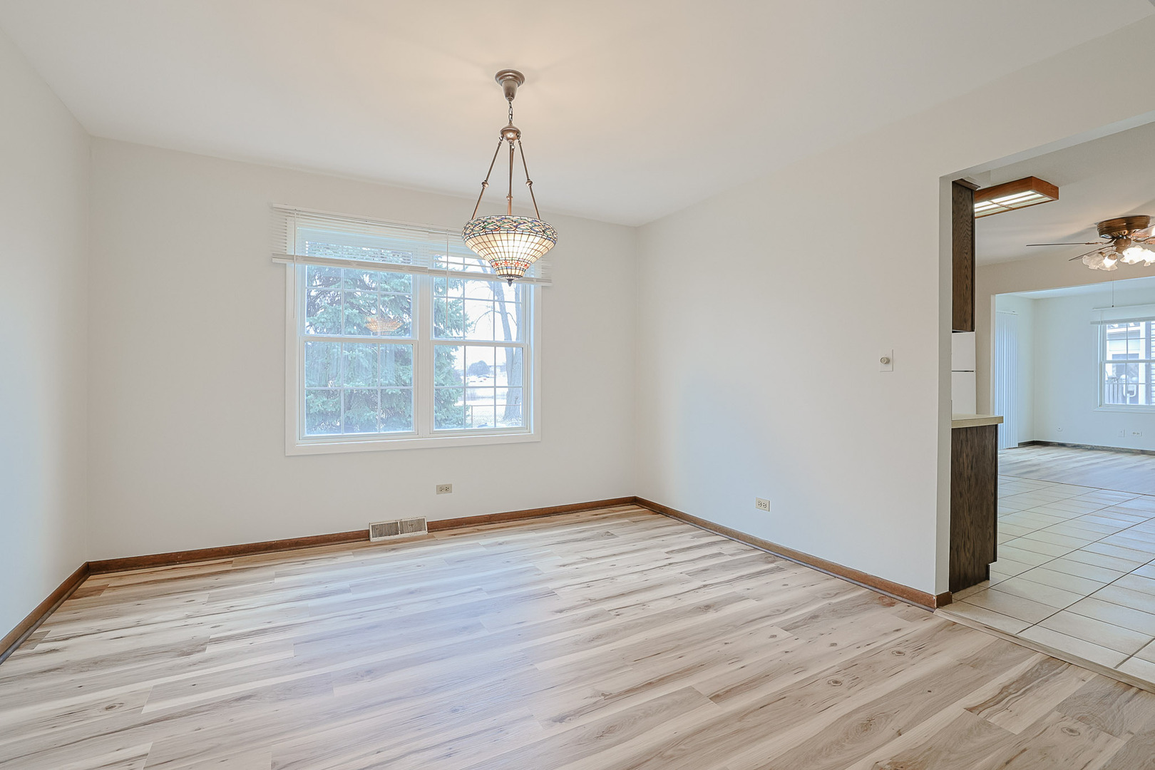 961 Dearborn Circle, Carol Stream, IL 60188