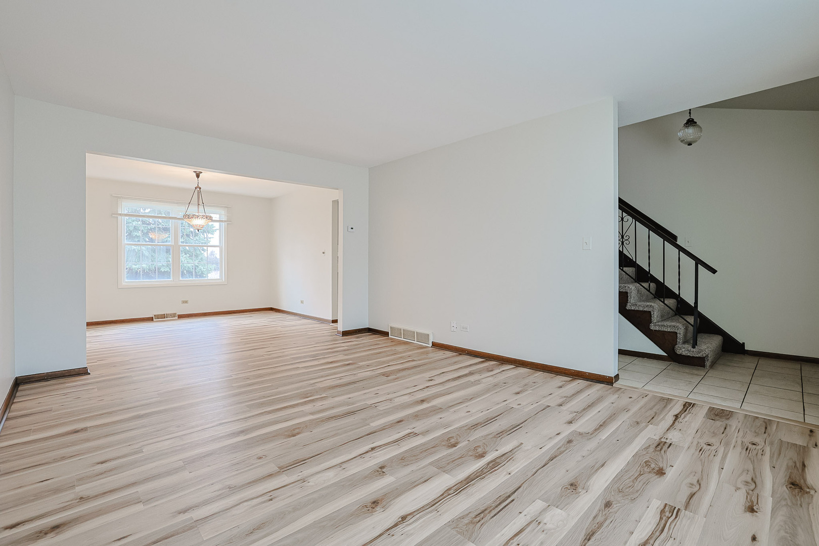 961 Dearborn Circle, Carol Stream, IL 60188