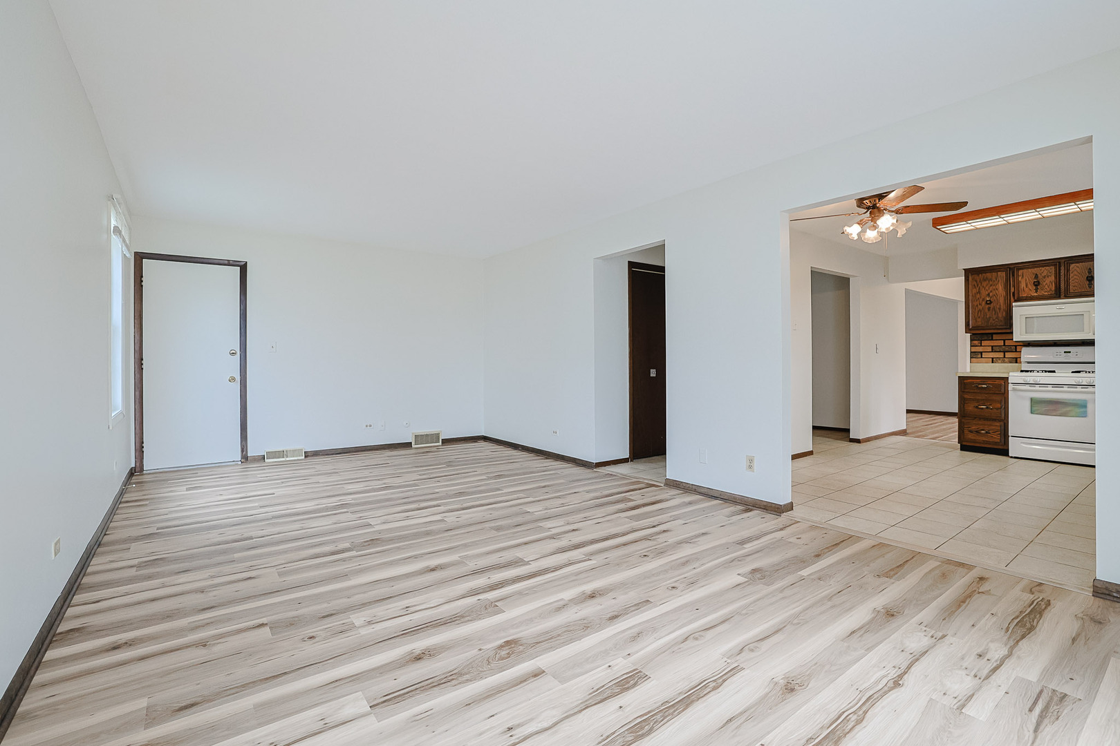 961 Dearborn Circle, Carol Stream, IL 60188