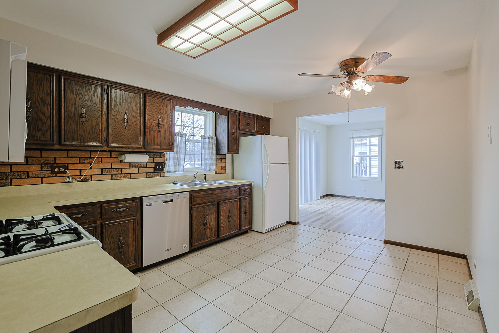 961 Dearborn Circle, Carol Stream, IL 60188