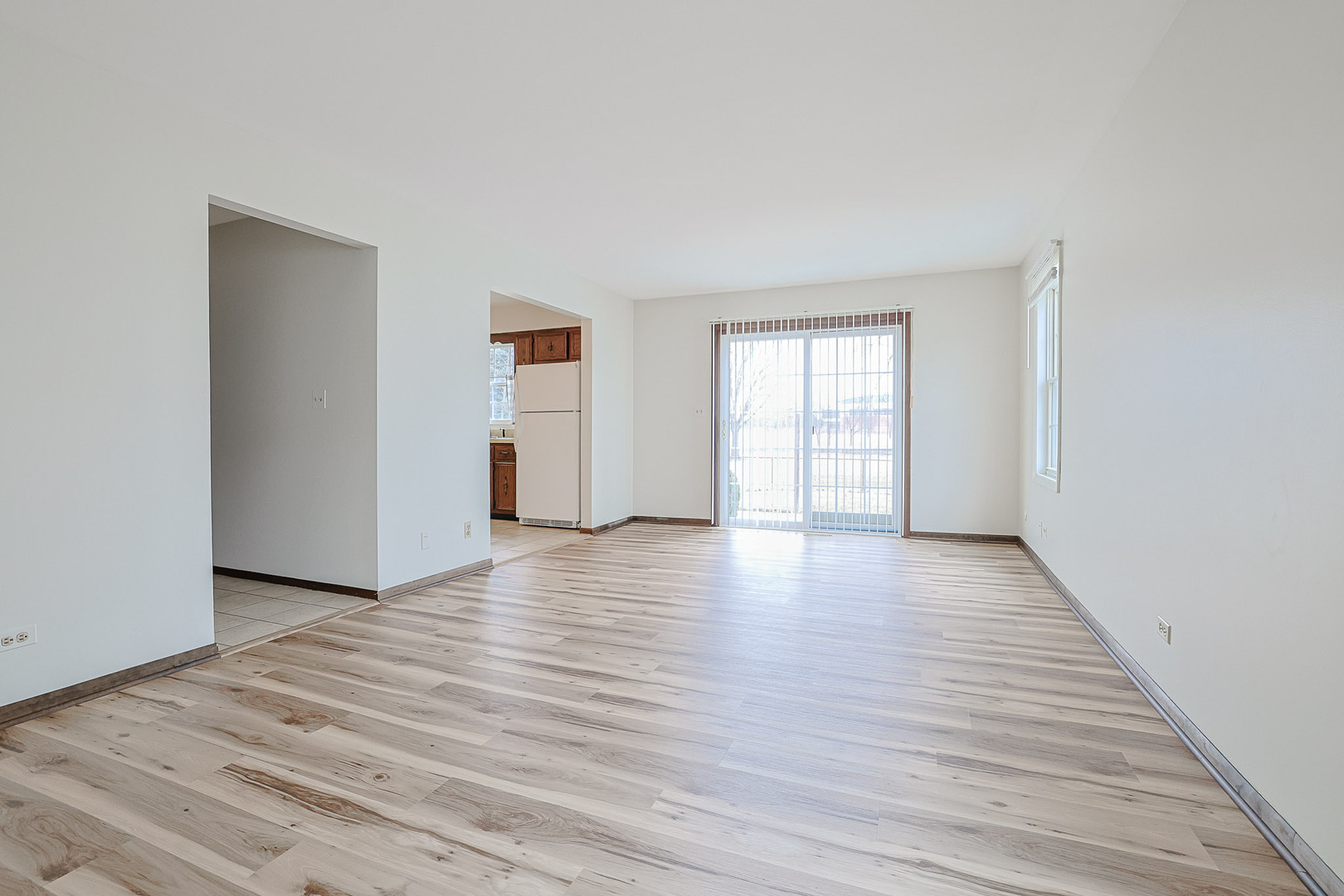 961 Dearborn Circle, Carol Stream, IL 60188