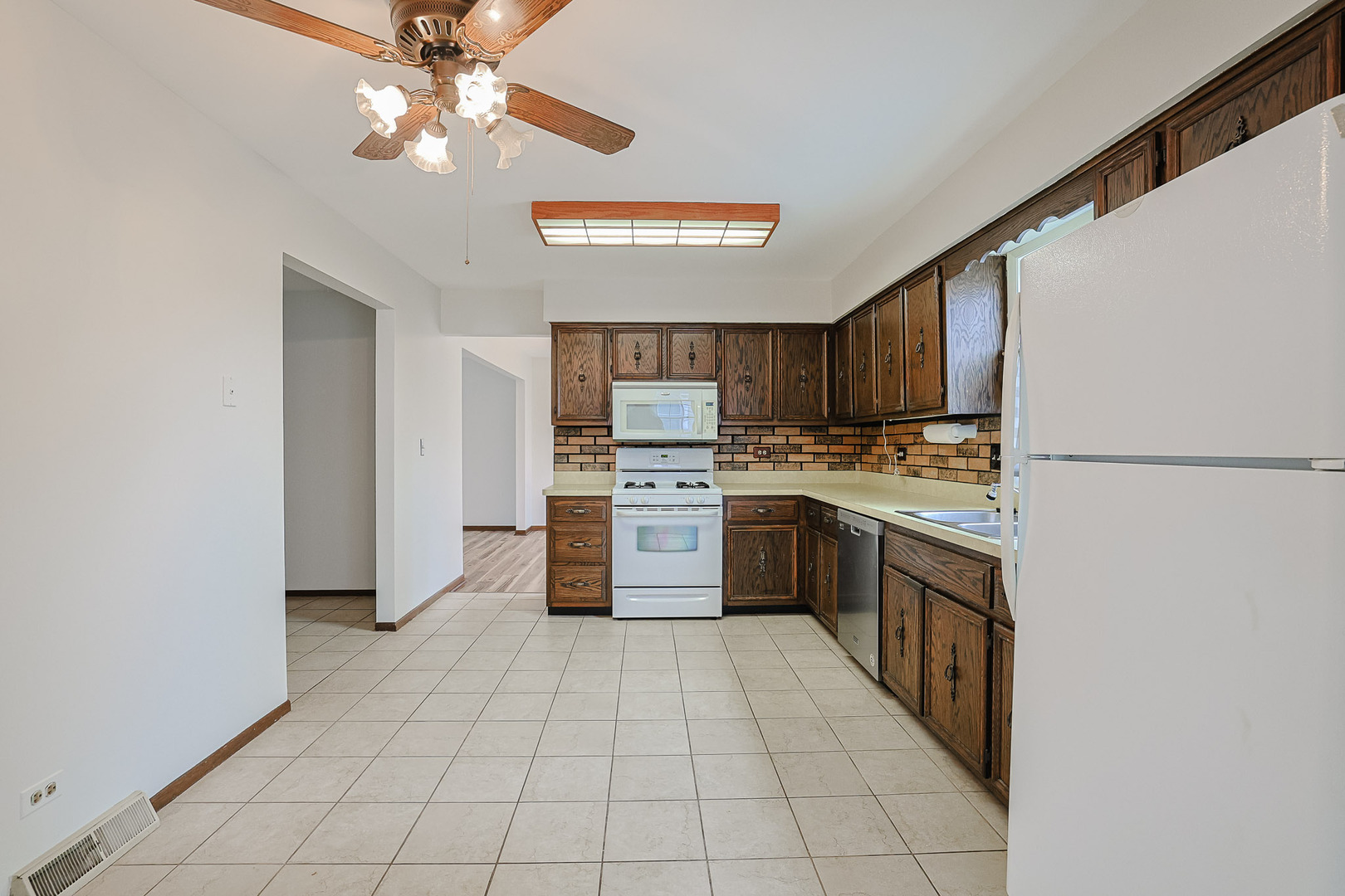 961 Dearborn Circle, Carol Stream, IL 60188