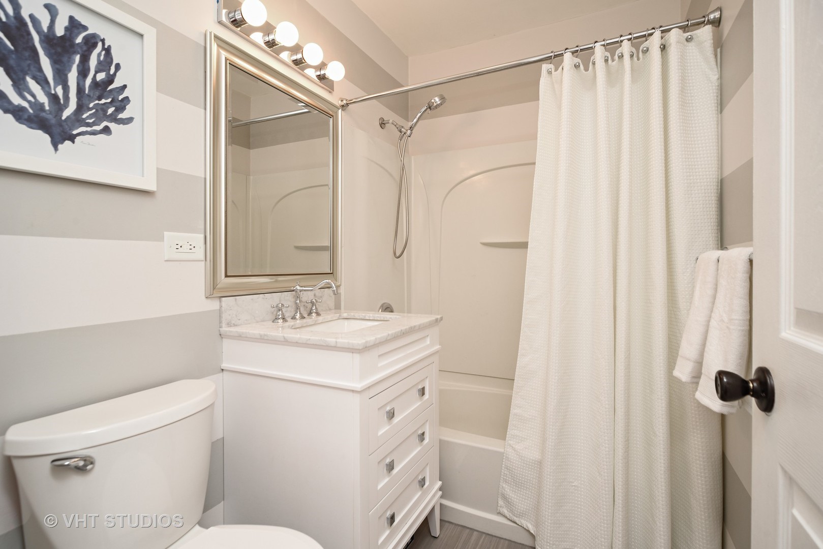 123 Woodland Road, Libertyville, IL 60048