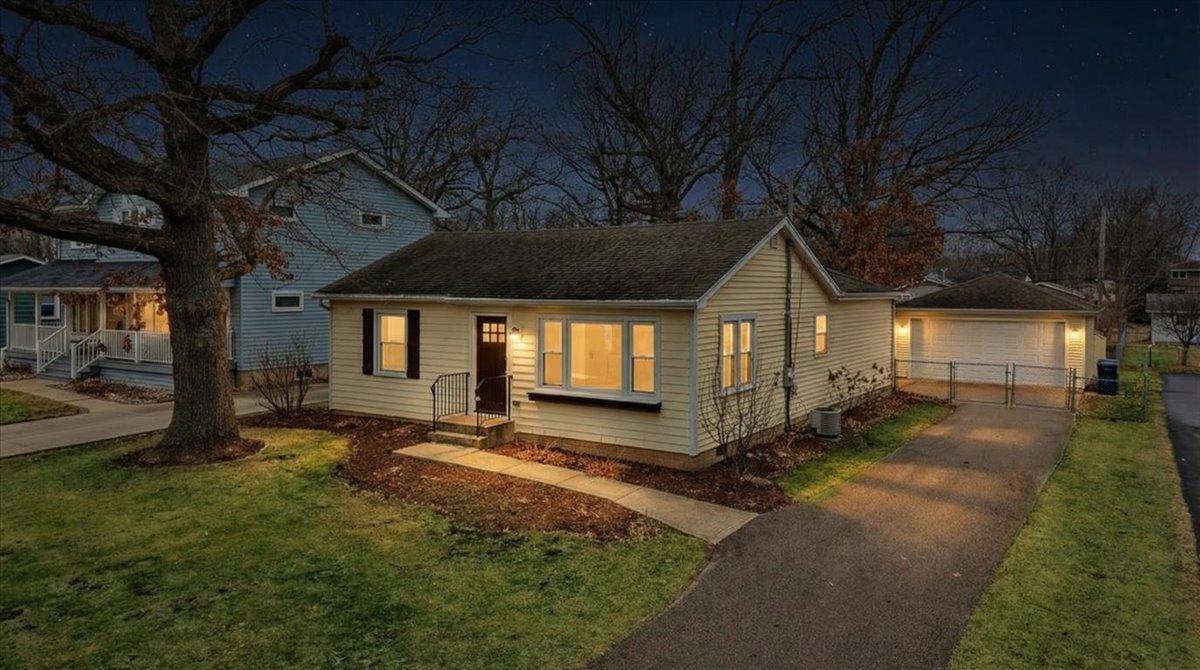 17914 W Twin Lakes Boulevard, Grayslake, IL 60030