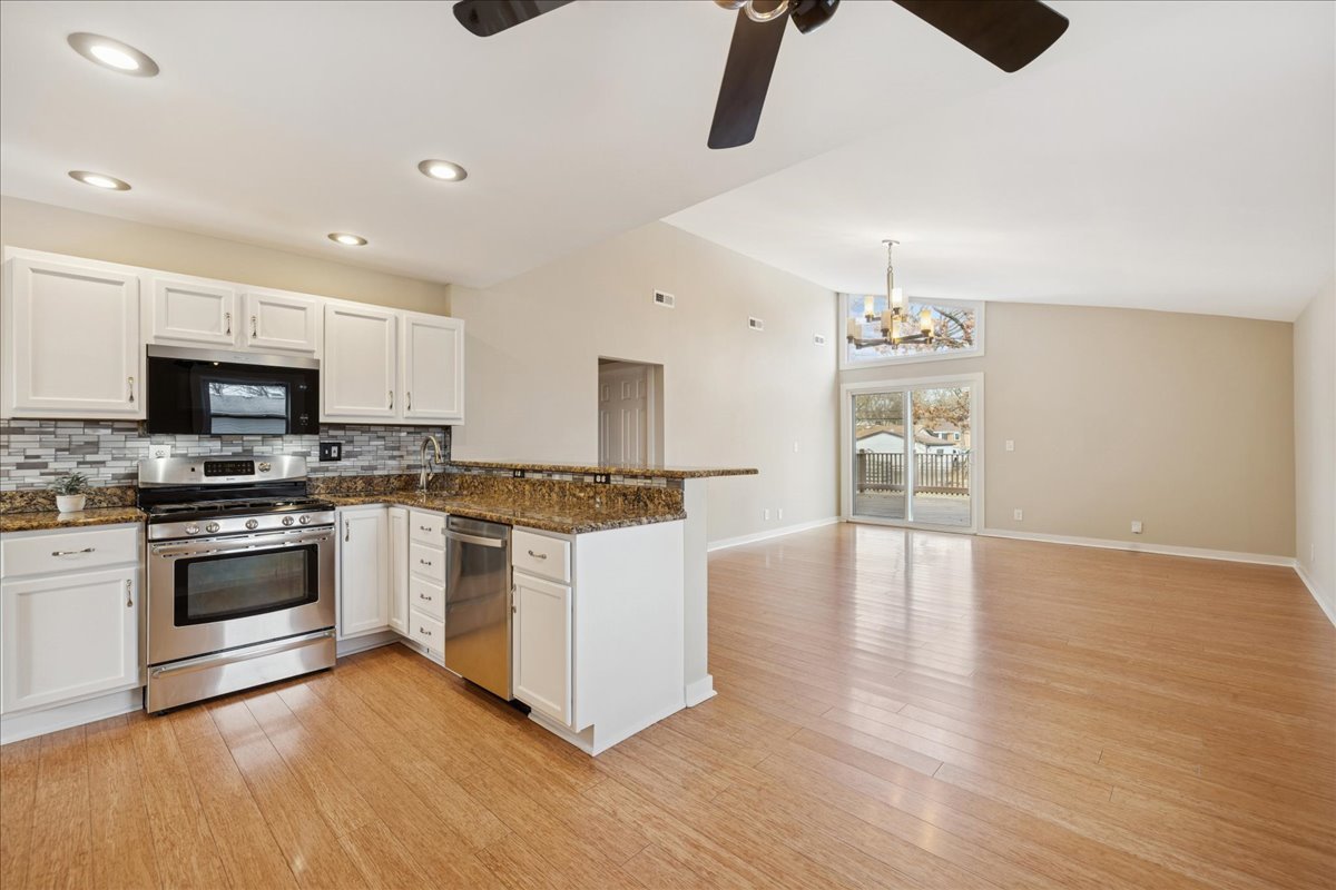 17914 W Twin Lakes Boulevard, Grayslake, IL 60030