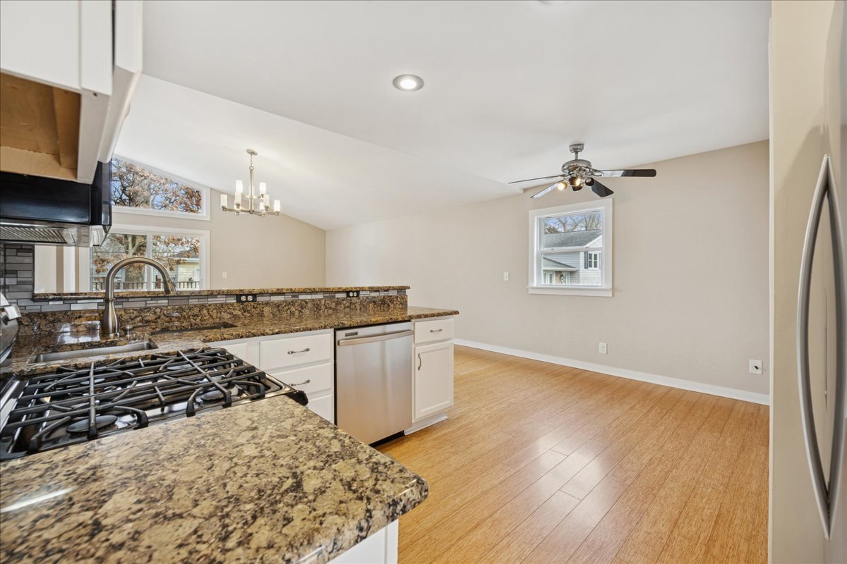 17914 W Twin Lakes Boulevard, Grayslake, IL 60030