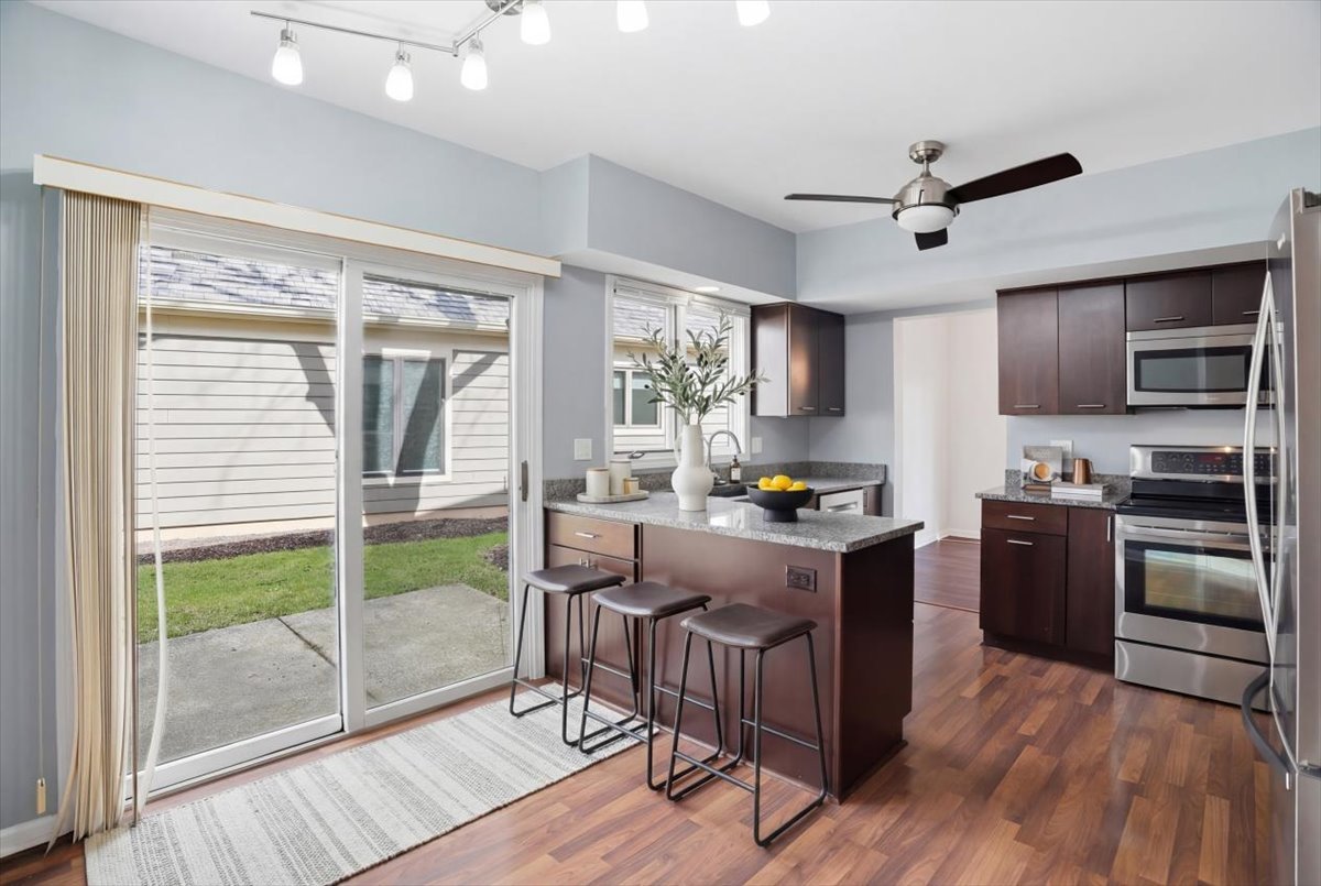 1308 Downs Parkway, Libertyville, IL 60048