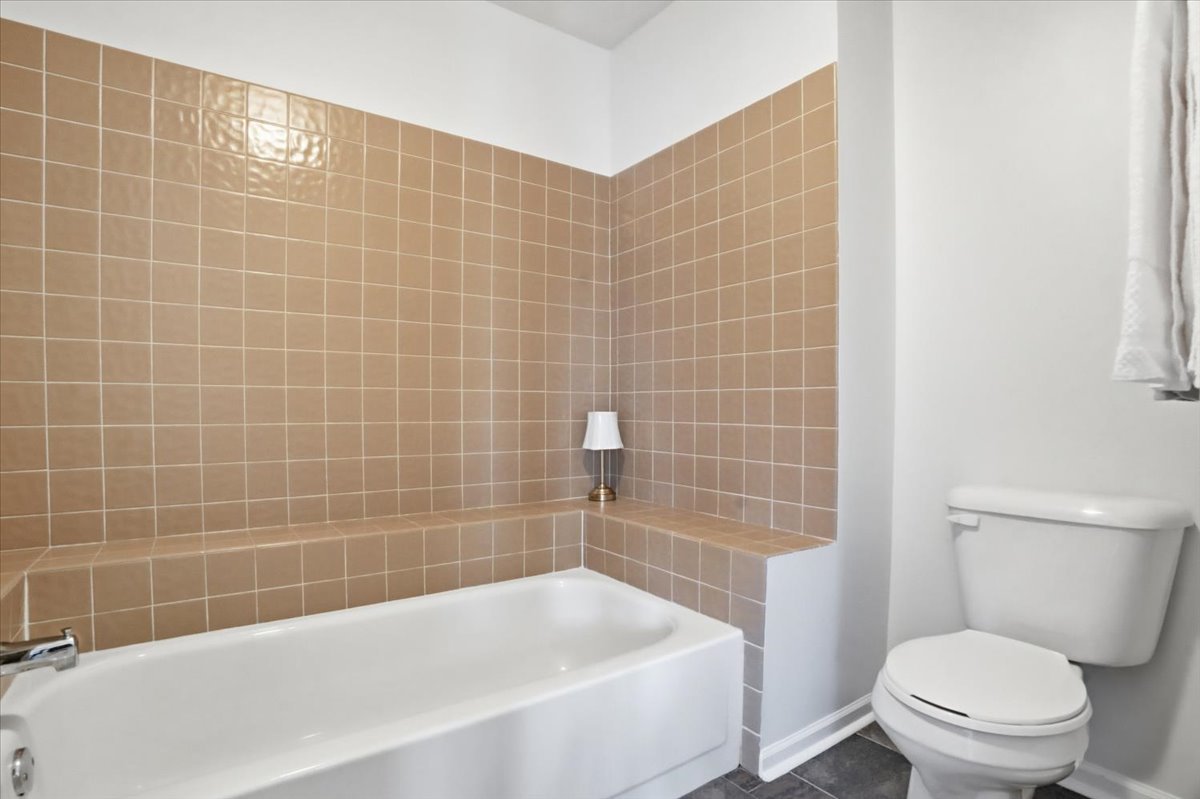 1308 Downs Parkway, Libertyville, IL 60048