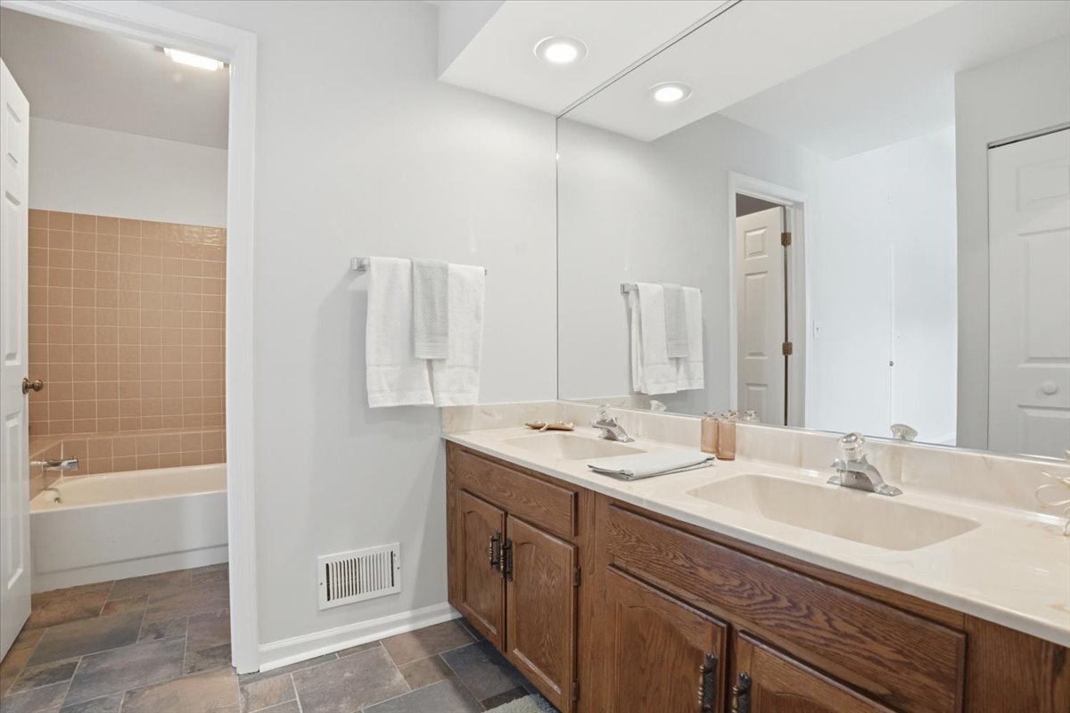 1308 Downs Parkway, Libertyville, IL 60048