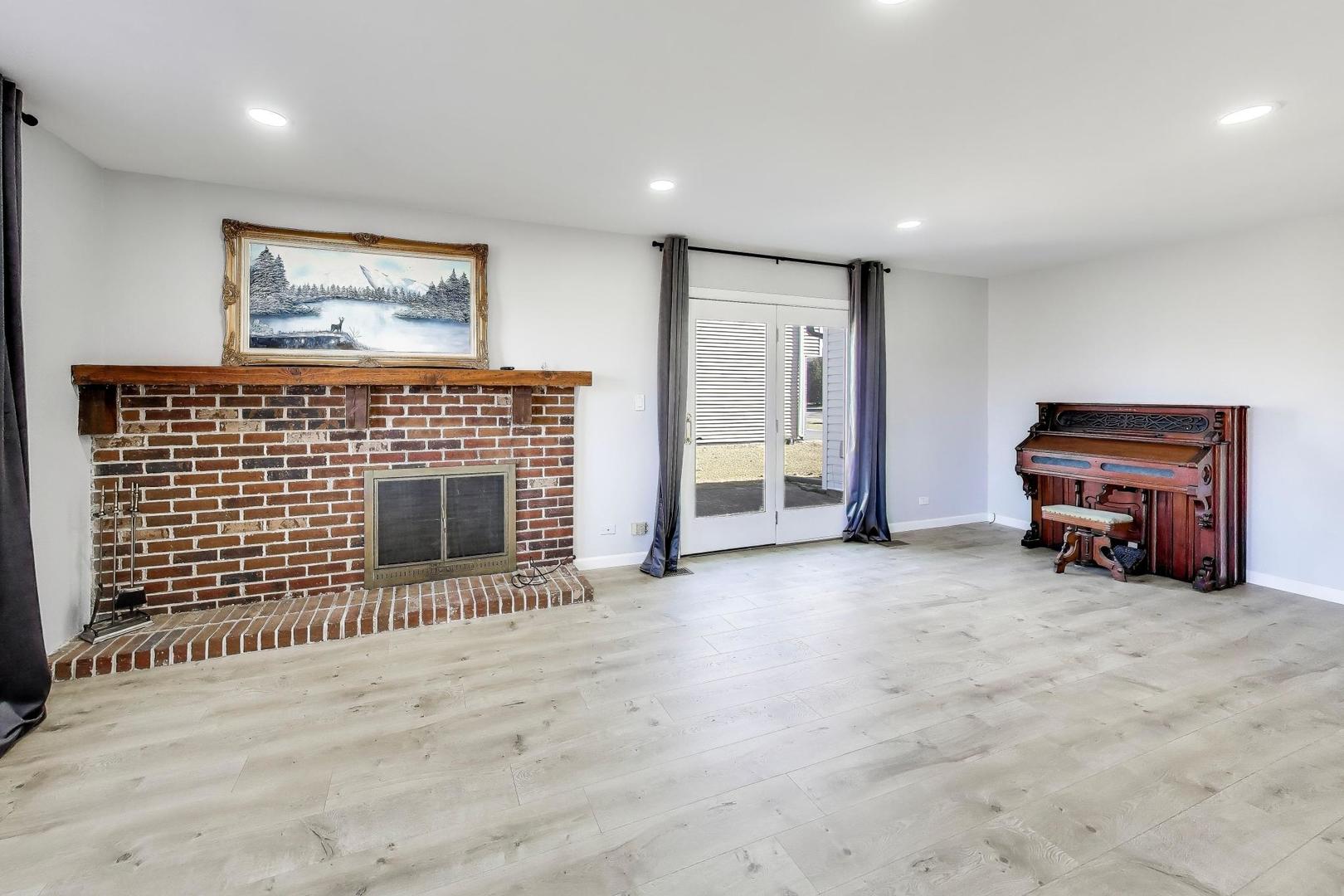 421 N Ashbury Avenue, Bolingbrook, IL 60440