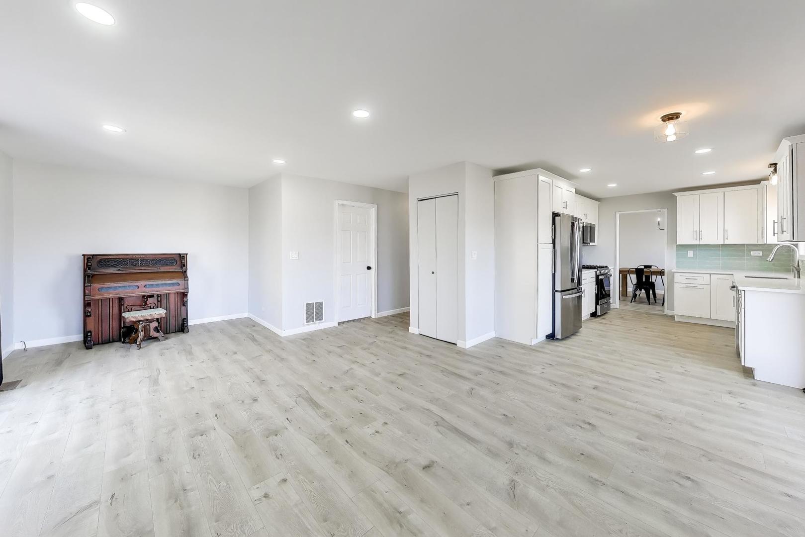 421 N Ashbury Avenue, Bolingbrook, IL 60440