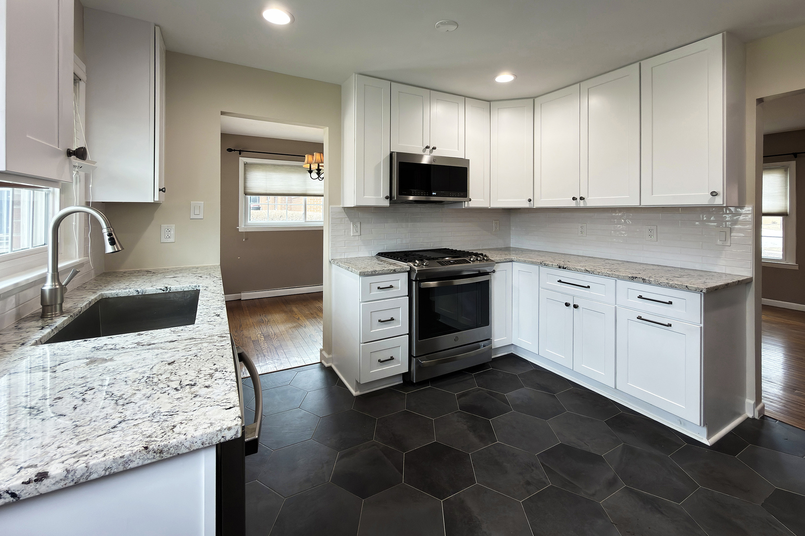 240 Hatlen Avenue, Mount Prospect, IL 60056