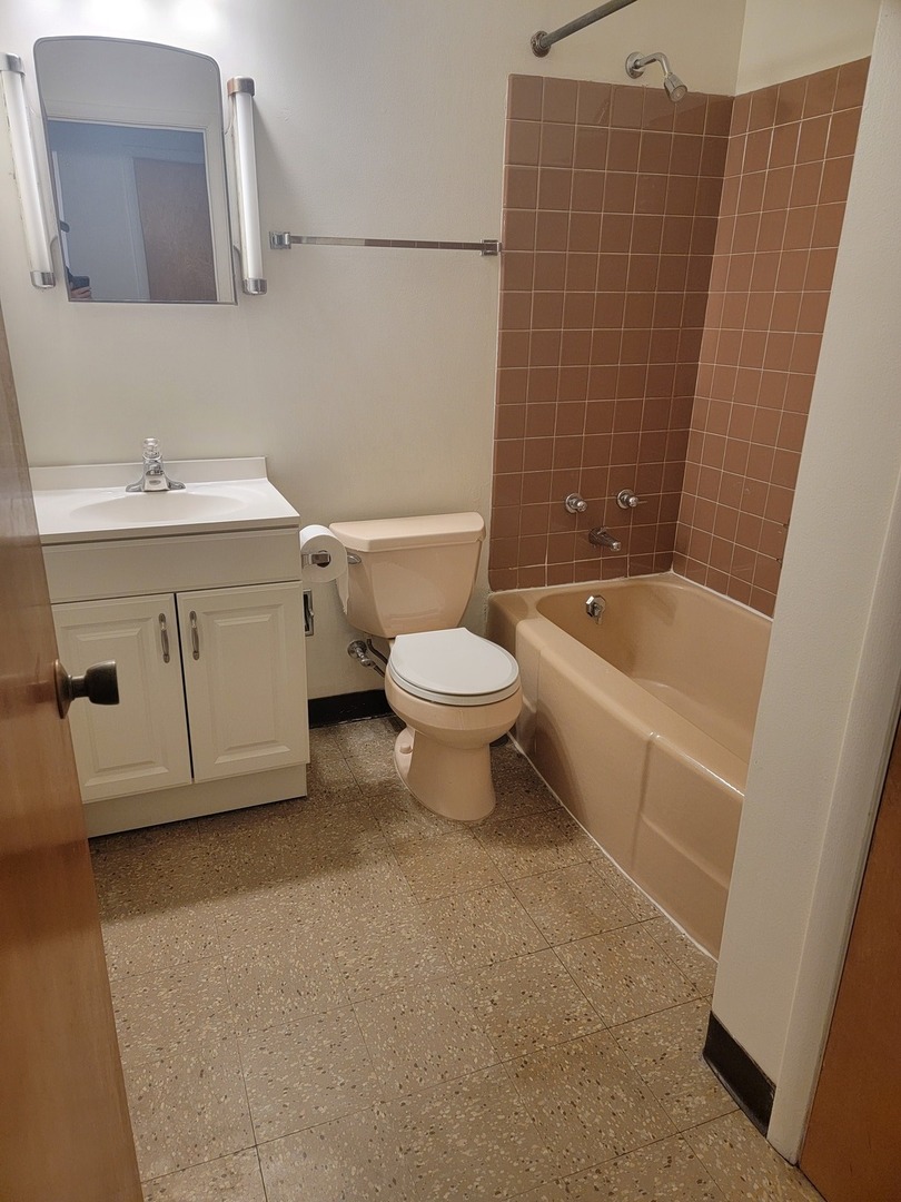 144 Ann Street #8, Clarendon Hills, IL 60514