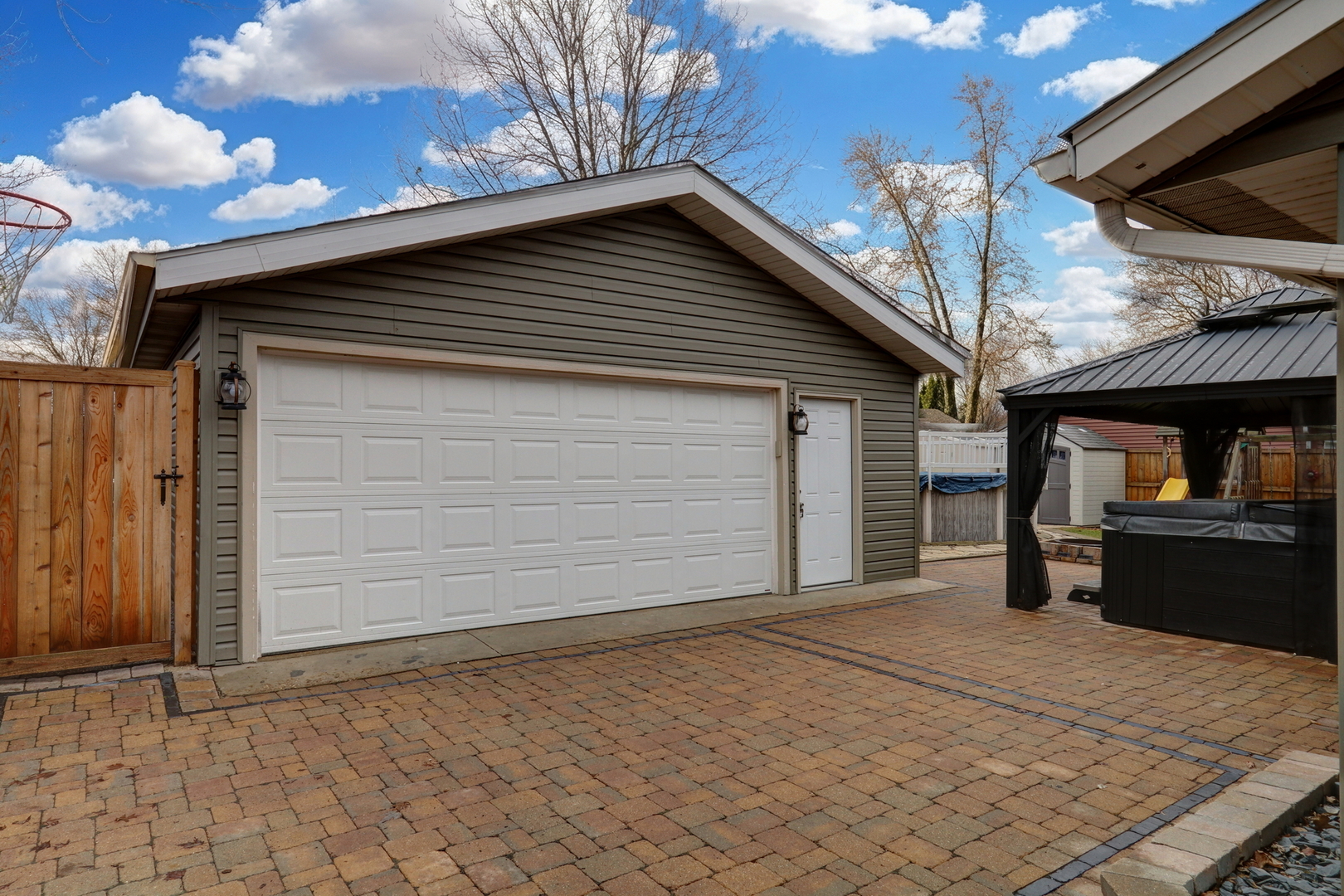 3861 Sutherland Drive, Park City, IL 60085