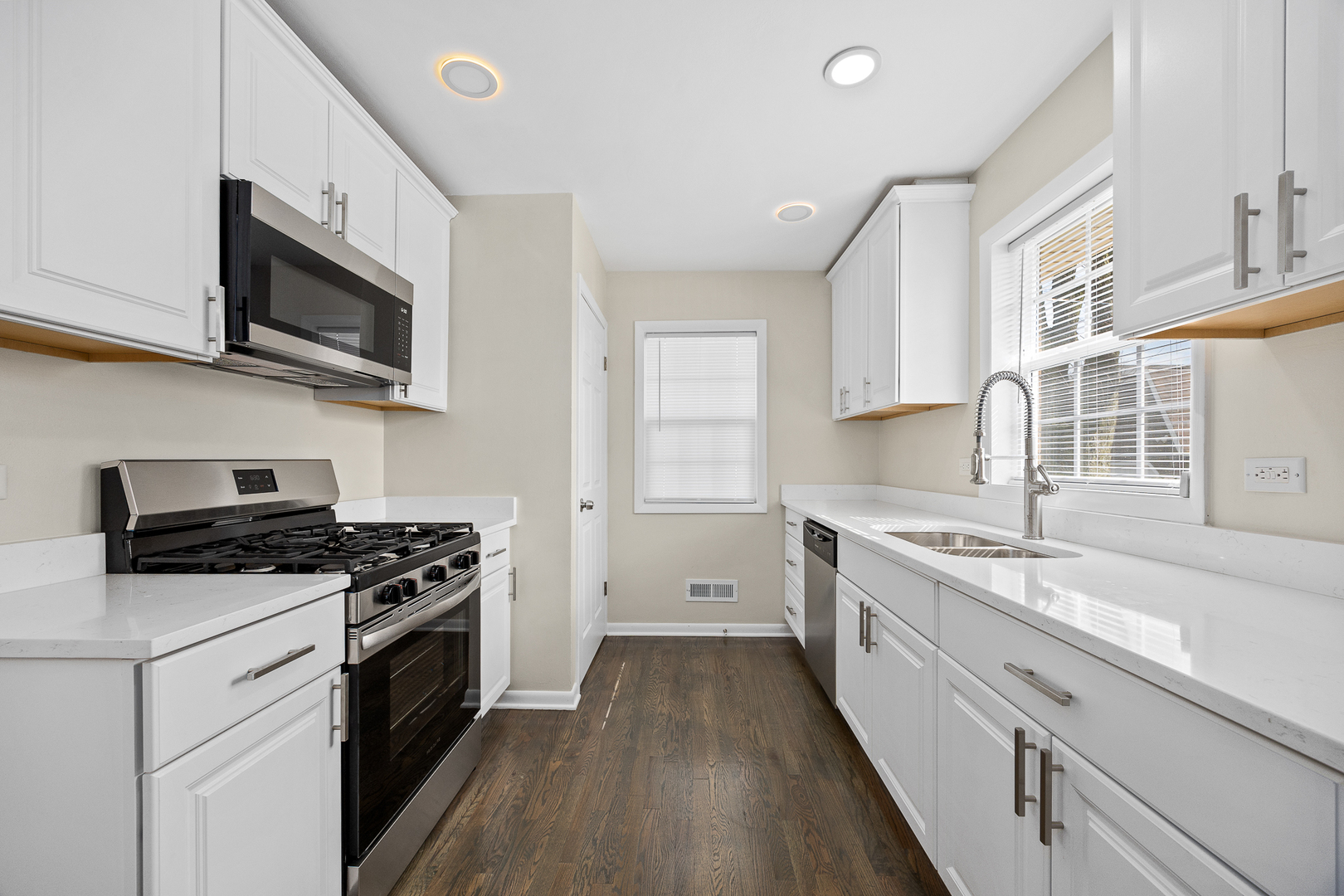 823 E 163rd Street, South Holland, IL 60473