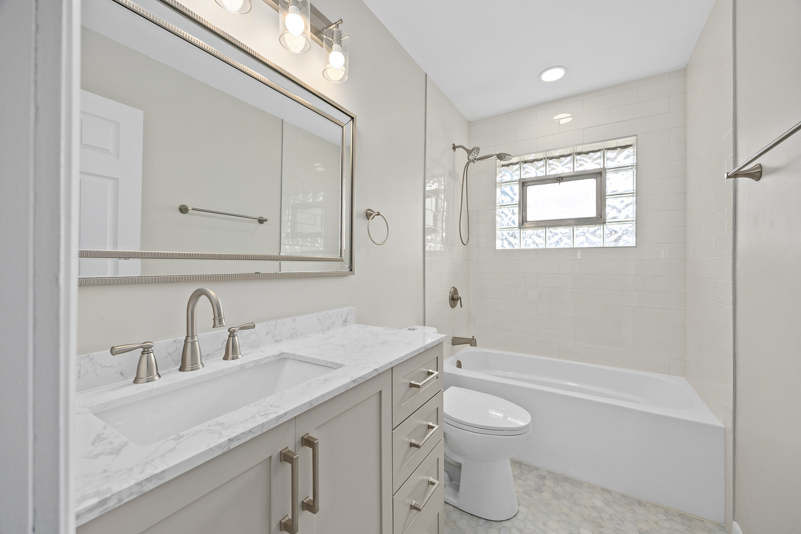 823 E 163rd Street, South Holland, IL 60473