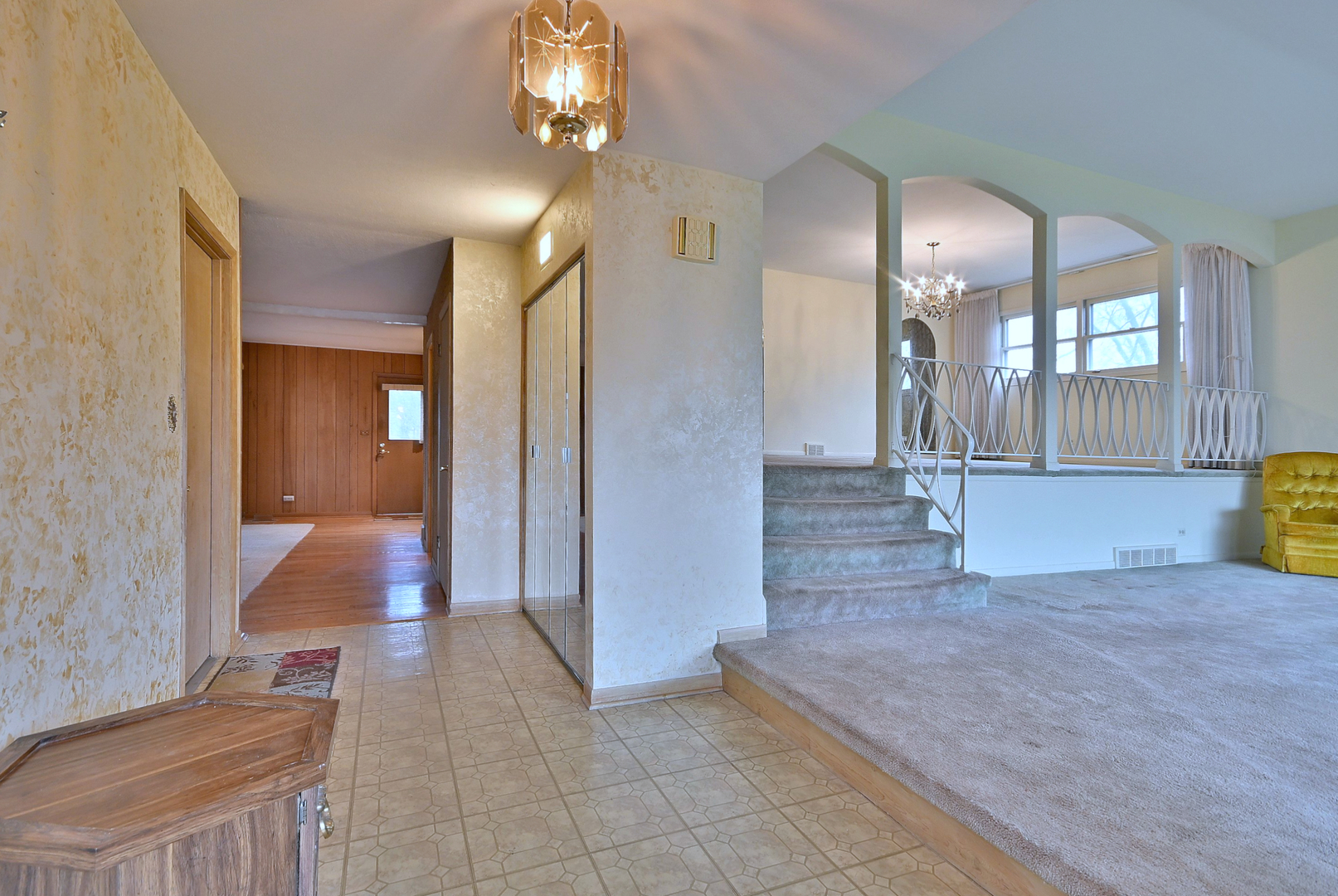 1831 N Rolling Lane, Arlington Heights, IL 60004