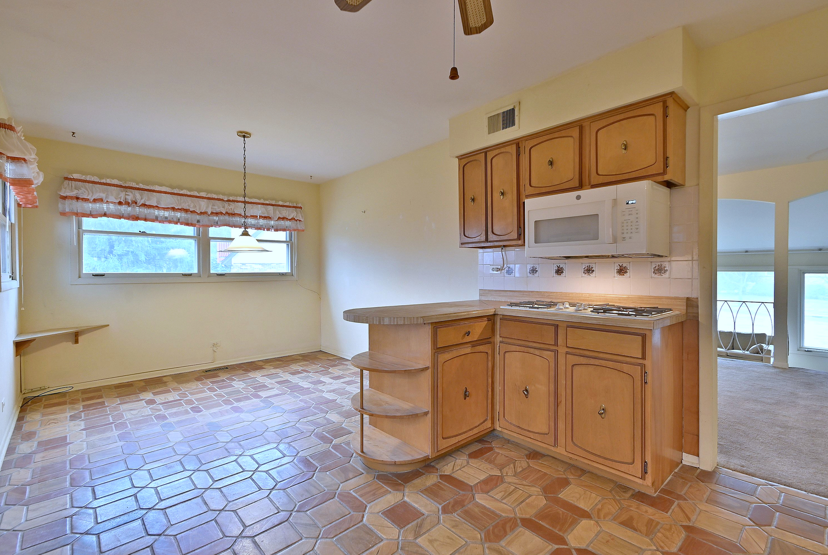 1831 N Rolling Lane, Arlington Heights, IL 60004