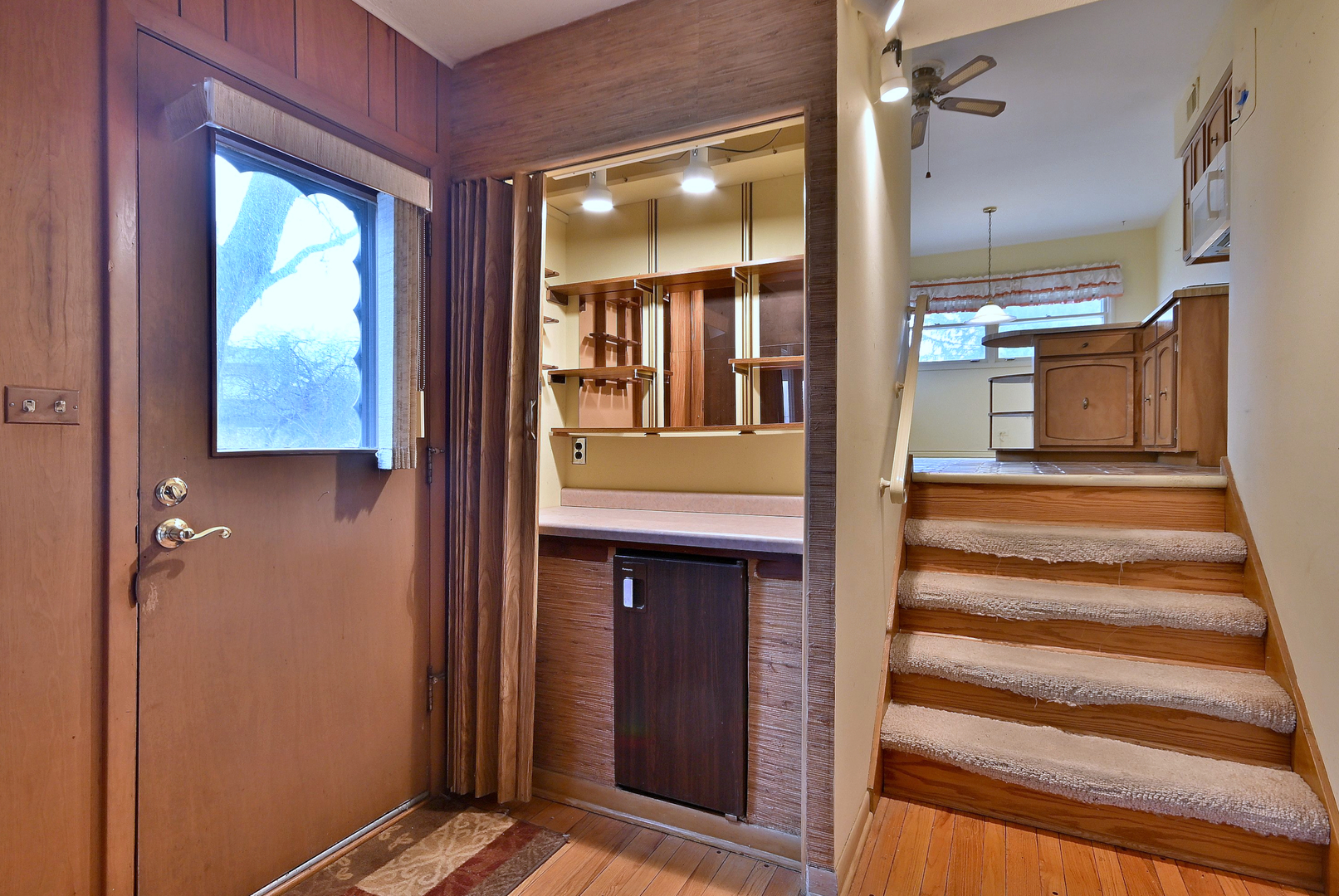 1831 N Rolling Lane, Arlington Heights, IL 60004