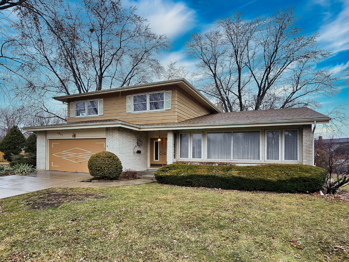 1831 N Rolling Lane, Arlington Heights, IL 60004
