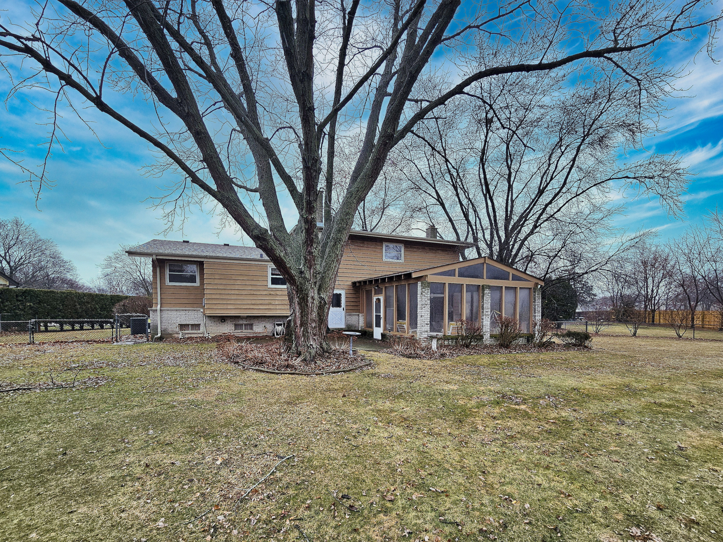 1831 N Rolling Lane, Arlington Heights, IL 60004