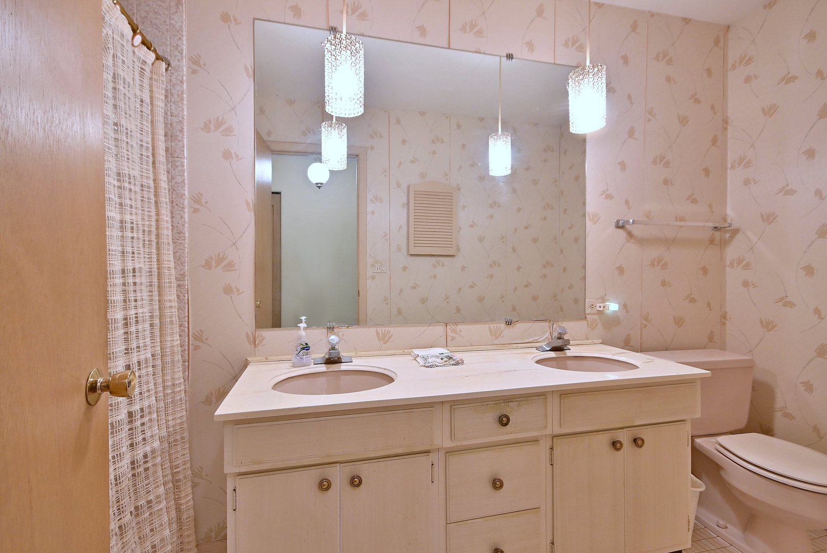 1831 N Rolling Lane, Arlington Heights, IL 60004